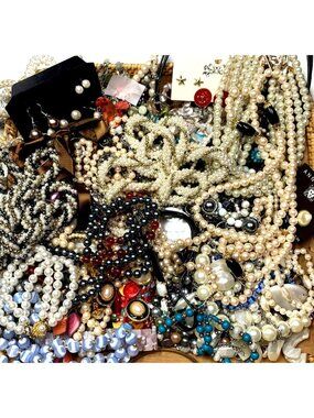 ✨1LB BULK OCEAN JEWELRY GRAB BAG – Pearls, Shells, Vintage & Beachcore Vibes 🐚
